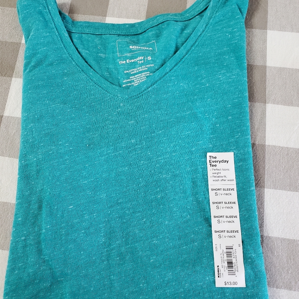 New sea foam blue tee size medium (117)